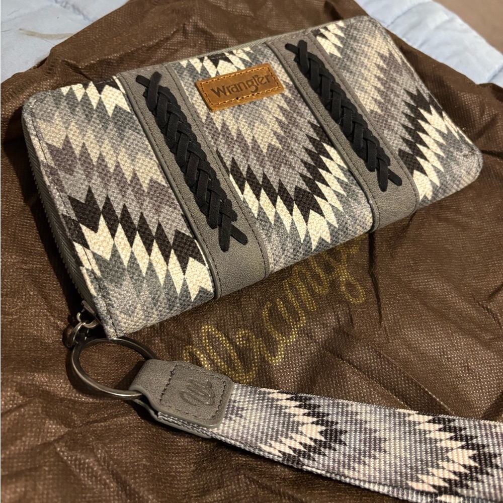 NEW Wrangler Gray and Cream Patterned Wallet/clutch